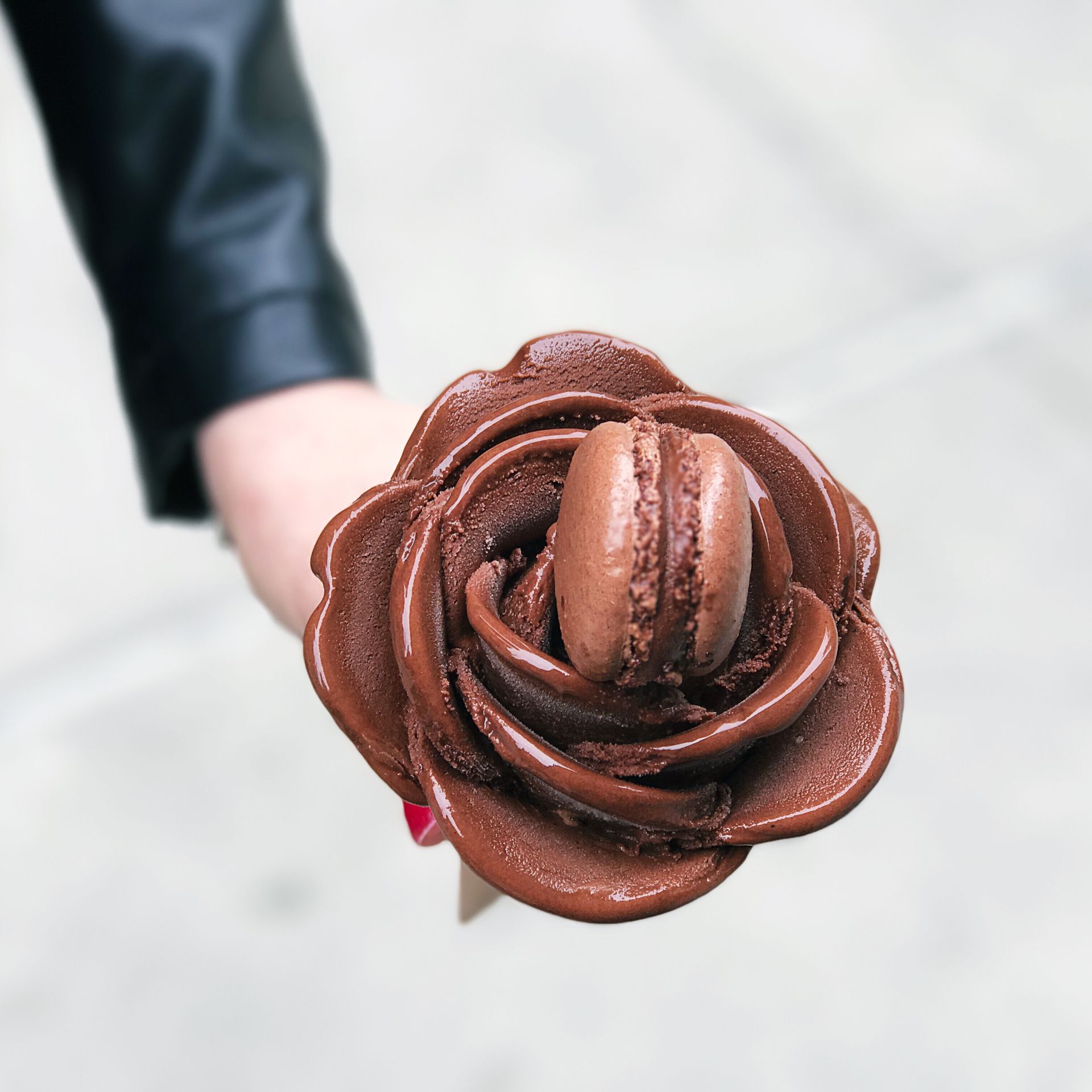 Розочки из шоколада. Шоколадные розы. Шоколадные розочки. Розы из шоколада букет.